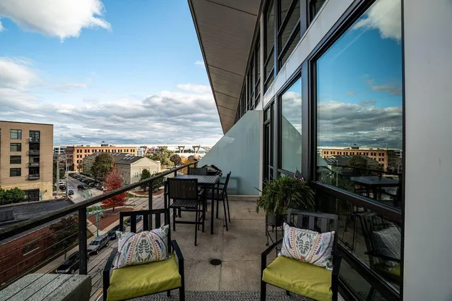 $924,900 | 311 East Erie Street, Unit 425, Milwaukee, WI 53202
