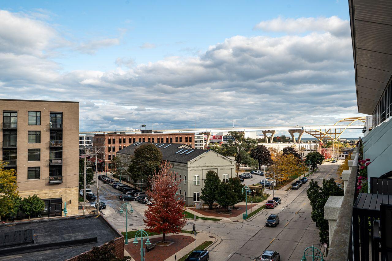 311 East Erie Street, Unit 425 Milwaukee, WI 53202 - Photo 17 of 47 IMG_4918