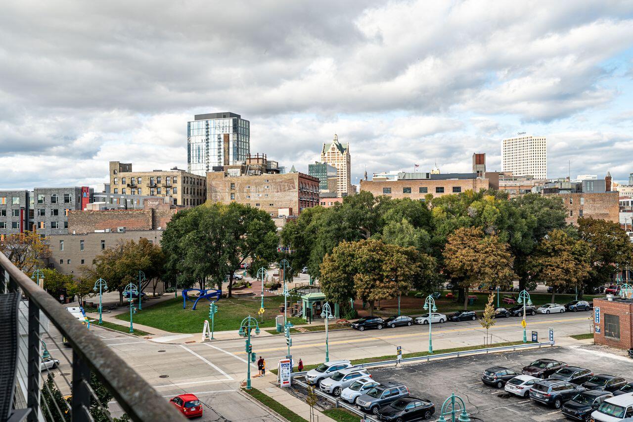 311 East Erie Street, Unit 425 Milwaukee, WI 53202 - Photo 19 of 47 IMG_4920