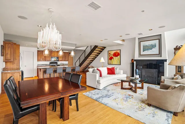 $924,900 | 311 East Erie Street, Unit 425, Milwaukee, WI 53202