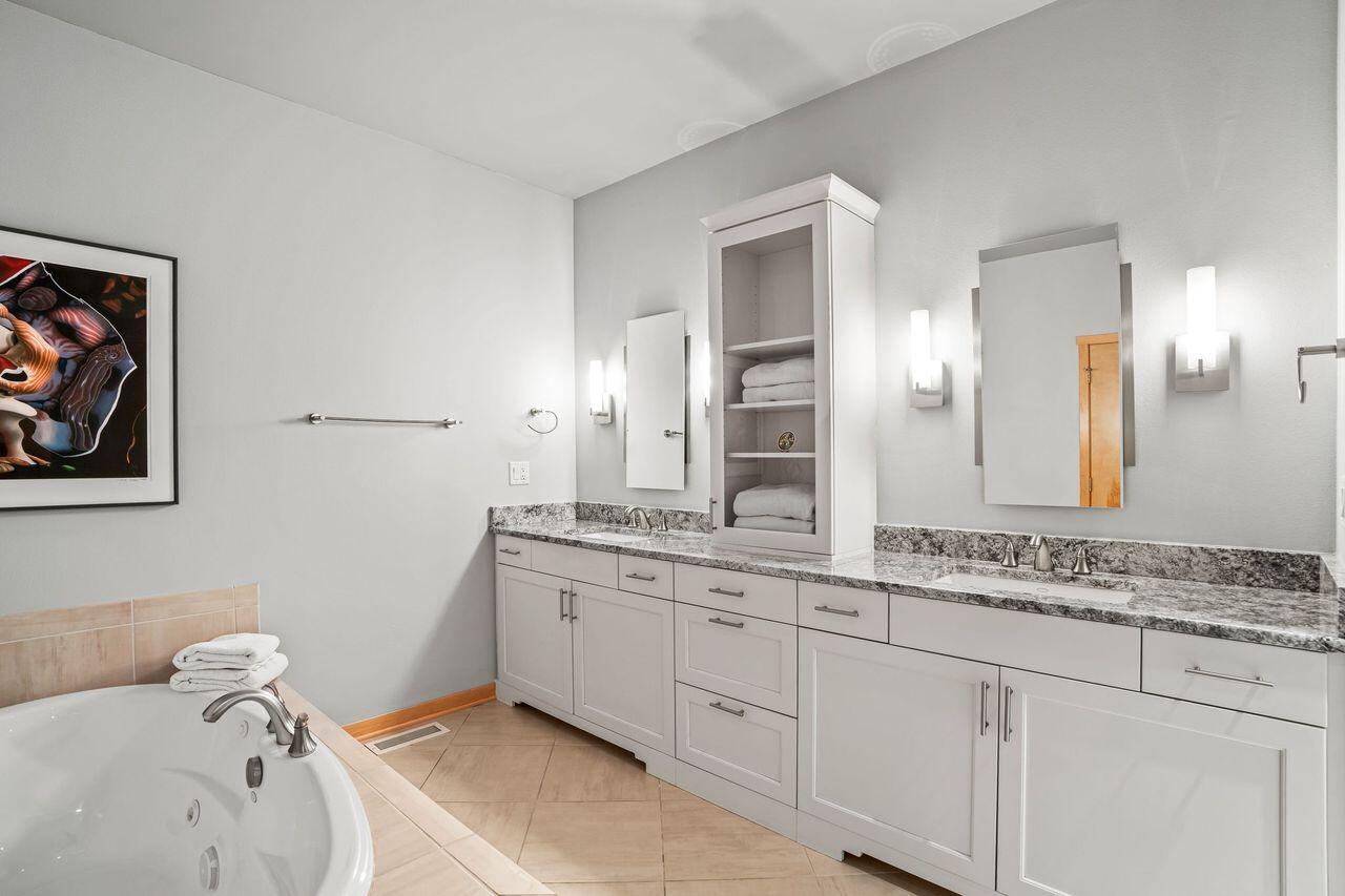 311 East Erie Street, Unit 425 Milwaukee, WI 53202 - Photo 29 of 46 Primary Bathroom