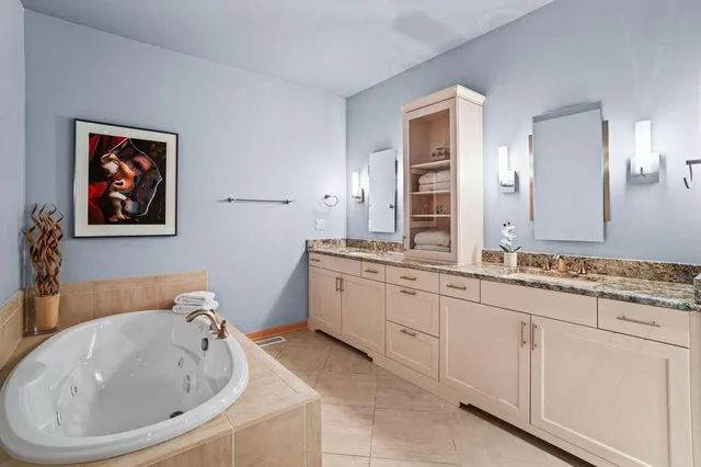 $924,900 | 311 East Erie Street, Unit 425, Milwaukee, WI 53202