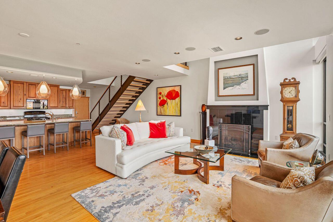 311 East Erie Street, Unit 425 Milwaukee, WI 53202 - Photo 3 of 47 IMG_4909