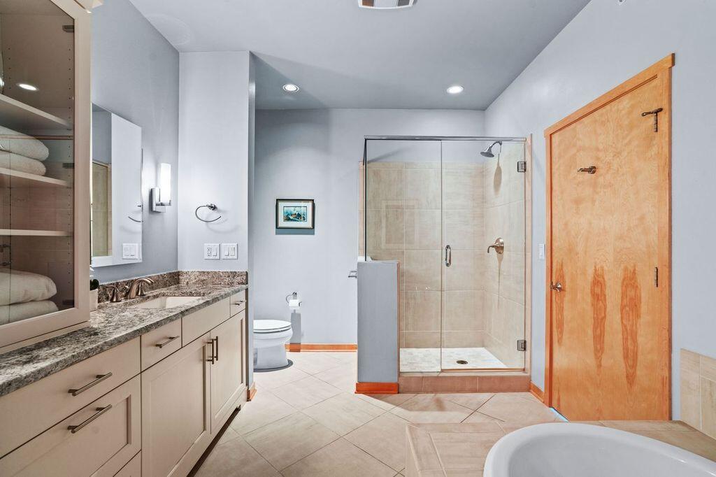 311 East Erie Street, Unit 425 Milwaukee, WI 53202 - Photo 31 of 47 IMG_4960