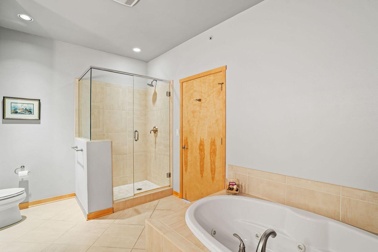 311 East Erie Street, Unit 425 Milwaukee, WI 53202 - Photo 32 of 46 Primary Soaking Tub