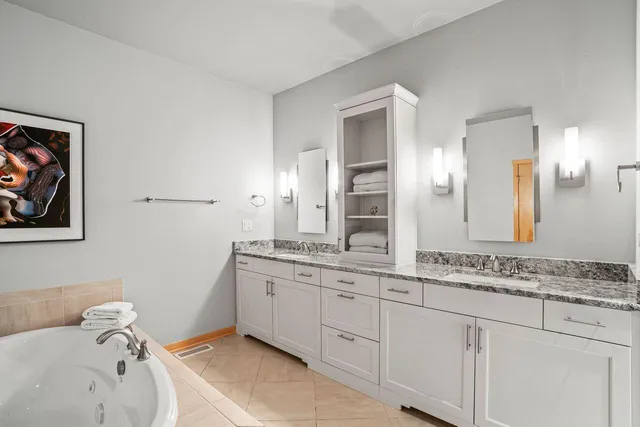 $924,900 | 311 East Erie Street, Unit 425, Milwaukee, WI 53202