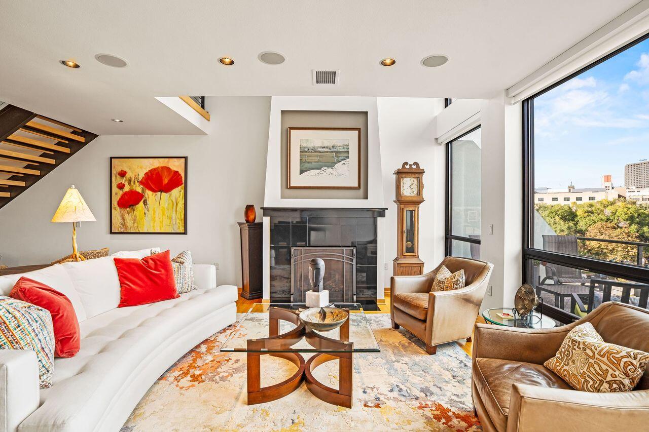 311 East Erie Street, Unit 425 Milwaukee, WI 53202 - Photo 4 of 47 IMG_4910