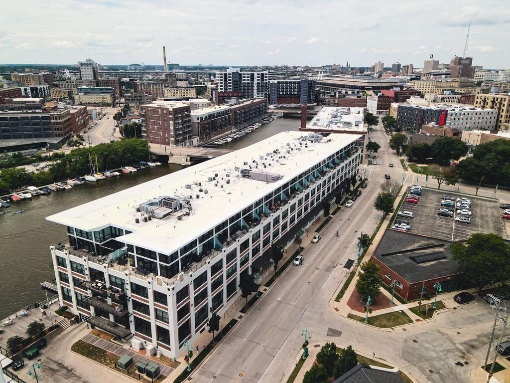 311 East Erie Street, Unit 425 Milwaukee, WI 53202 - Photo 43 of 47 IMG_4878