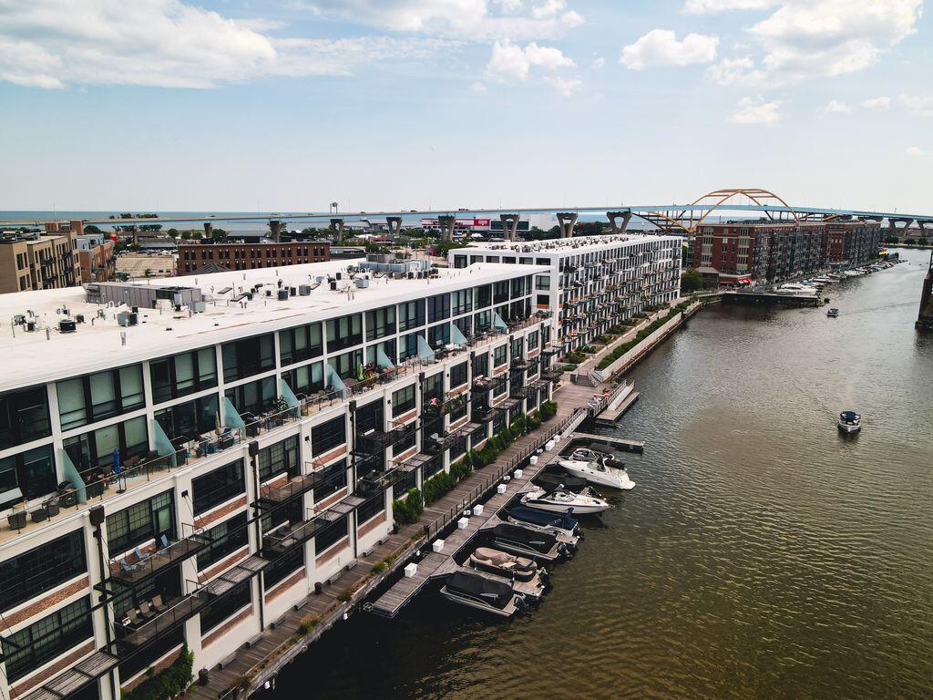 311 East Erie Street, Unit 425 Milwaukee, WI 53202 - Photo 45 of 47 IMG_4872