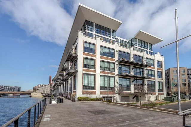 $924,900 | 311 East Erie Street, Unit 425, Milwaukee, WI 53202
