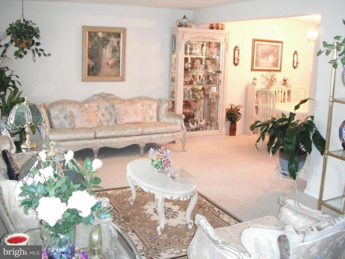 9204 Friar Road Fort Washington, MD 20744 - Photo 4 of 10 Living Room