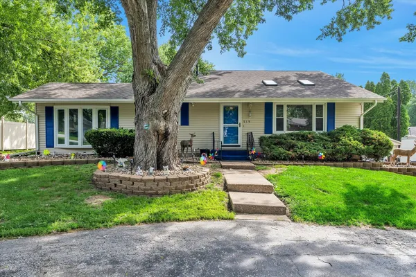 $323,000 | 919 Colony Drive, Davenport, IA 52806