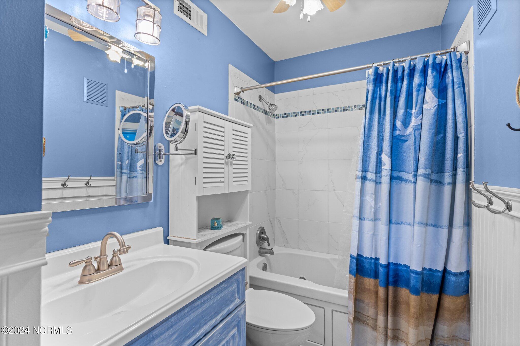 497 Salter Path Road, Unit B22 Pine Knoll Shores, NC 28512 - Photo 22 of 36 Guest bathroom
