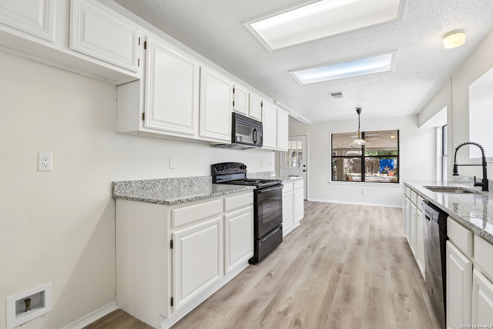 11202 Forest Shower Live Oak, TX 78233 - Photo 10 of 34