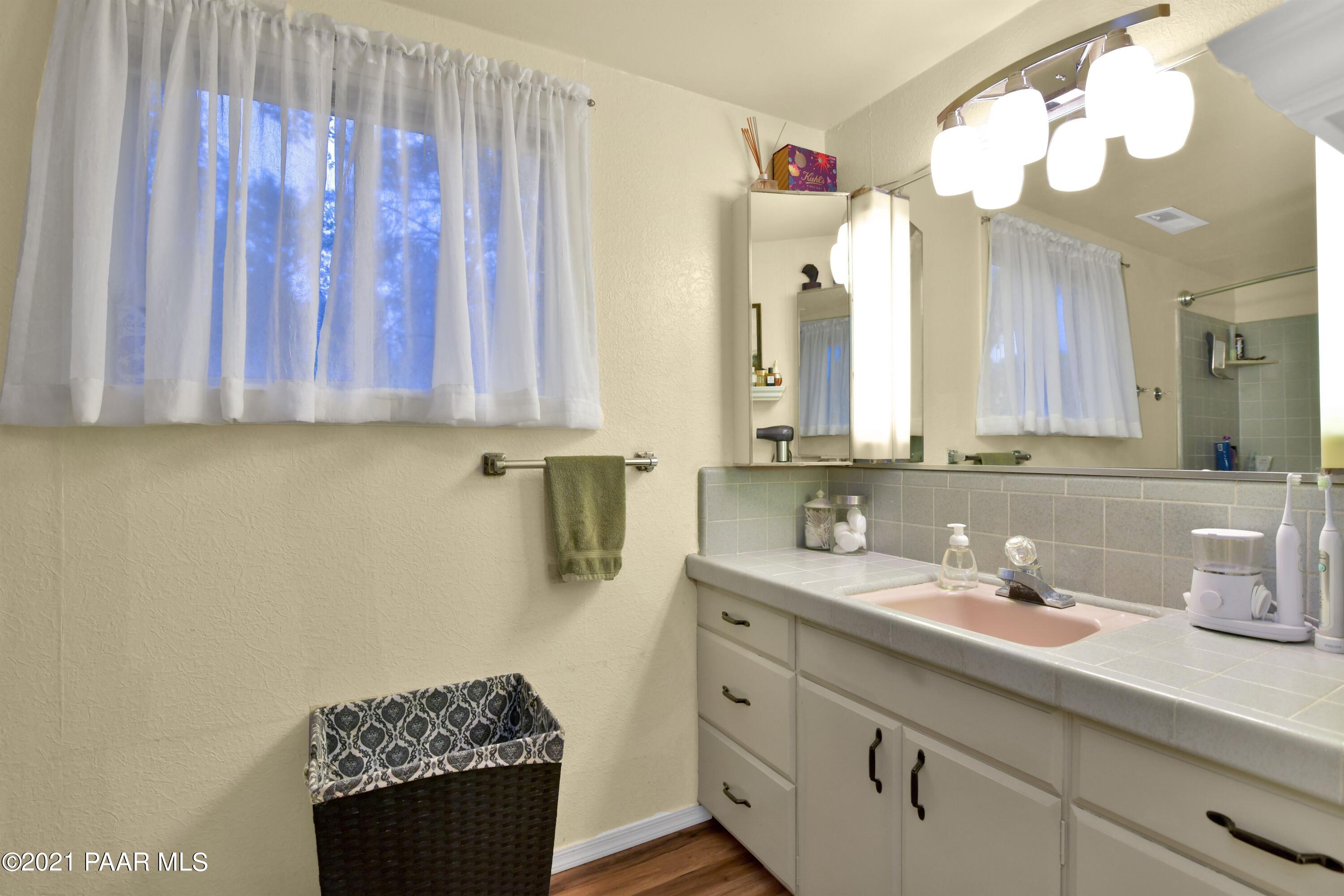 915 Middlebrook Road Prescott, AZ 86303 - Photo 15 of 32 015_Owners Bathroom