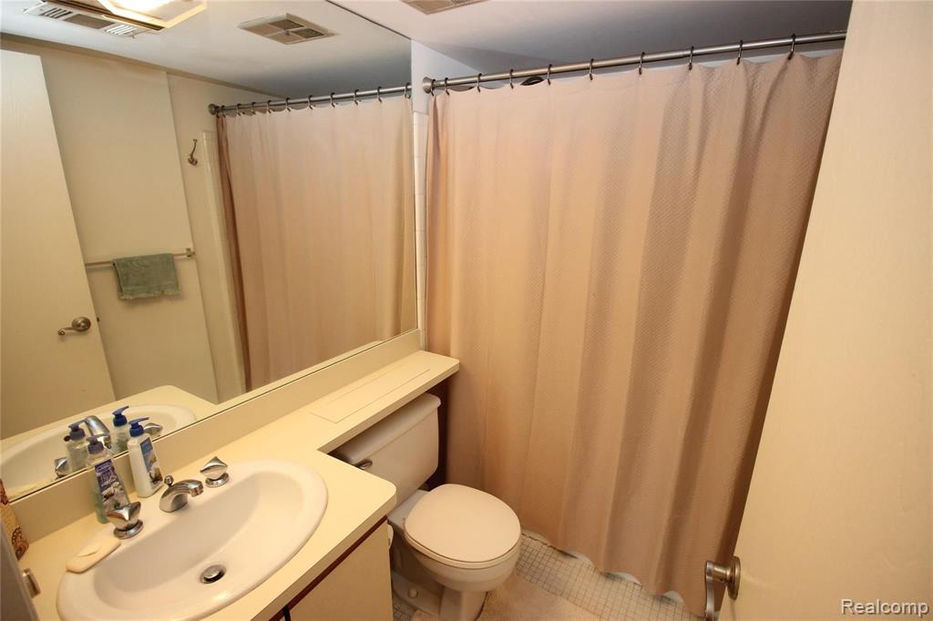 27440 Evergreen Road, Unit 38 Lathrup Village, MI 48076 - Photo 12 of 15