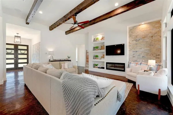 a large kitchen with kitchen island a large island in it