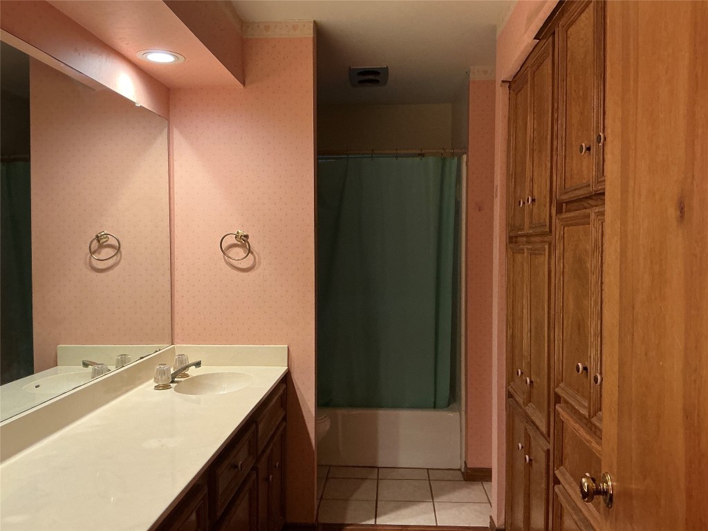 319 Fawnridge Street Georgetown, TX 78628 - Photo 11 of 24 a bathroom with a sink and a mirror