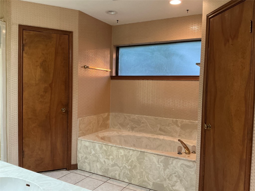 319 Fawnridge Street Georgetown, TX 78628 - Photo 15 of 24 a bathroom with a shower