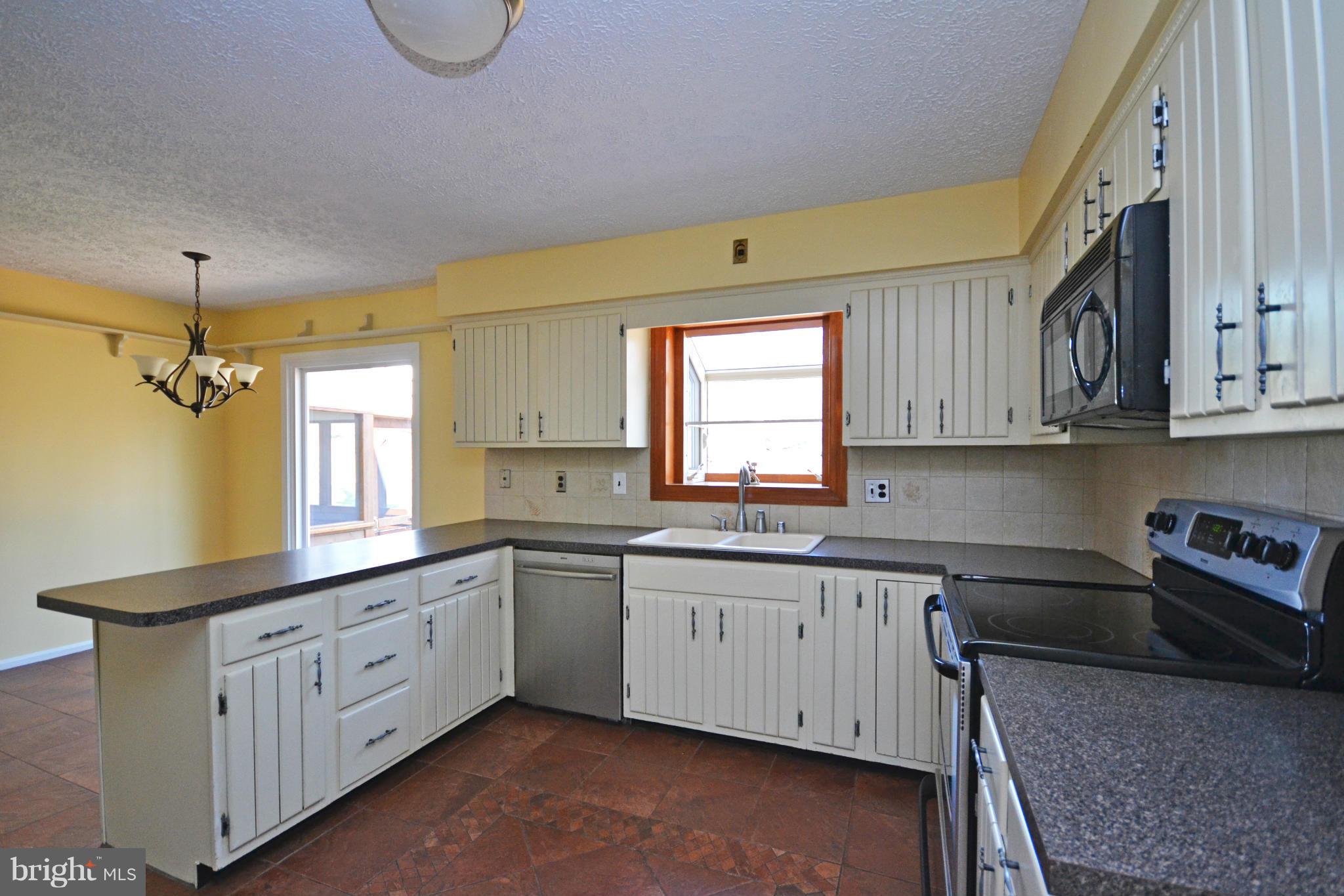 12909 Gent Road Reisterstown, MD 21136 - Photo 9 of 29 Bright, spacious eat-in kitchen.
