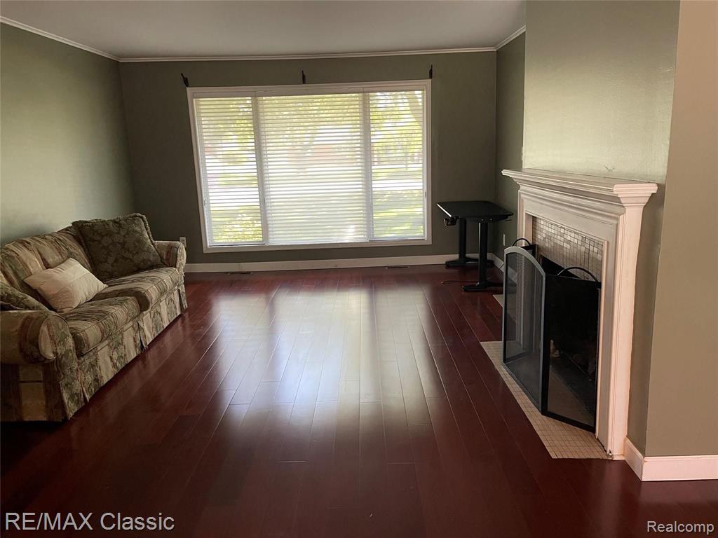 28257 Bayberry Road Farmington Hills, MI 48331 - Photo 3 of 23