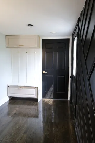 a view of entryway with a bathtub