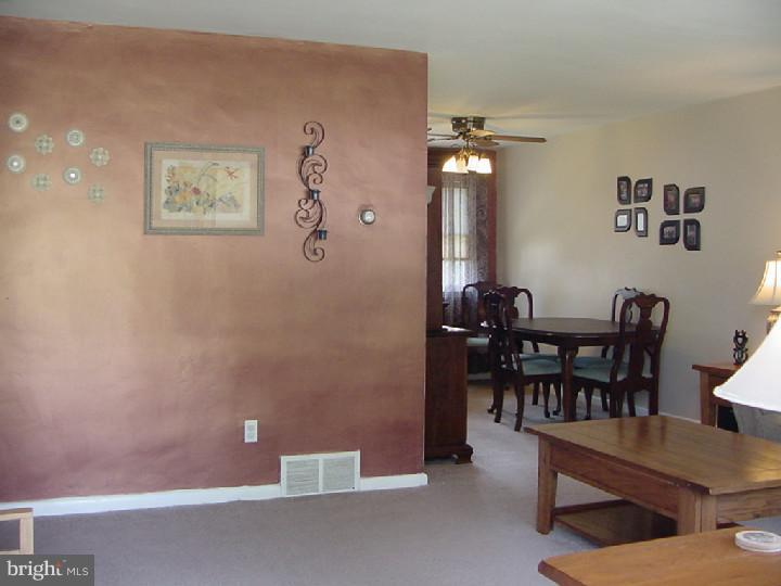 300 Summit Road Media, PA 19063 - Photo 6 of 25 Living Room