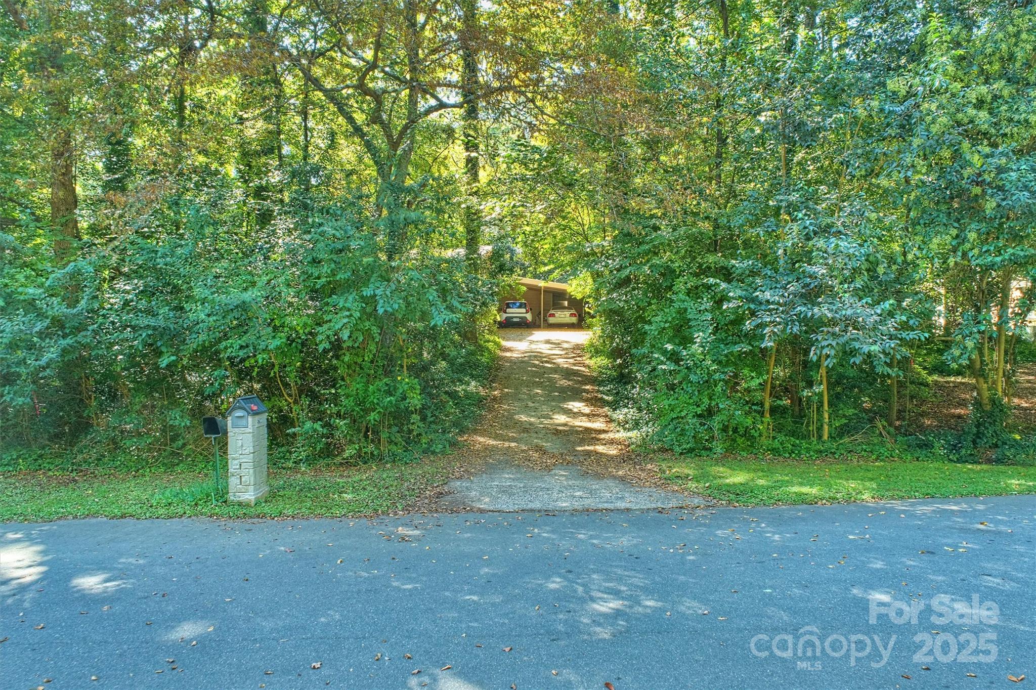 5700 Glenkirk Road, Unit 25 Charlotte, NC 28209 - Photo 9 of 12 a backyard of a house with lots of green space