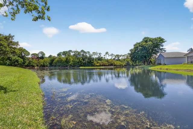 $2,600 | 406 Harbour Pointe Way, Greenacres, FL 33413