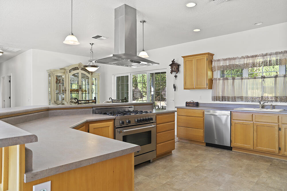 699 Three Pines Road Grants Pass, OR 97526 - Photo 9 of 40 95DE3430-9A9A-4772-B8FB-356ECD3EB6CF