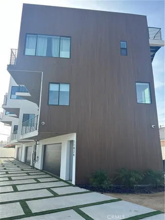 a view of entryway of a house
