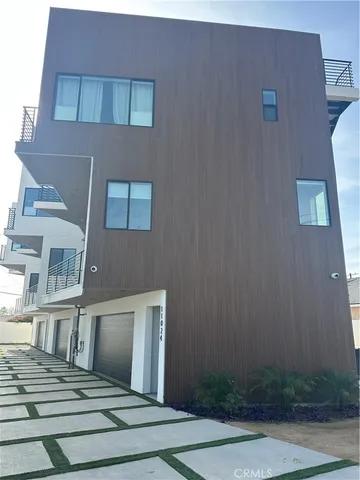 a view of entryway of a house