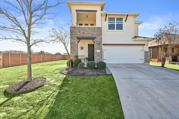 a view of a house with backyard and a garden