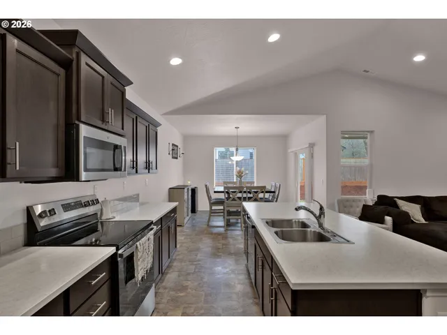 $509,900 | 789 South 52nd Place, Springfield, OR 97478