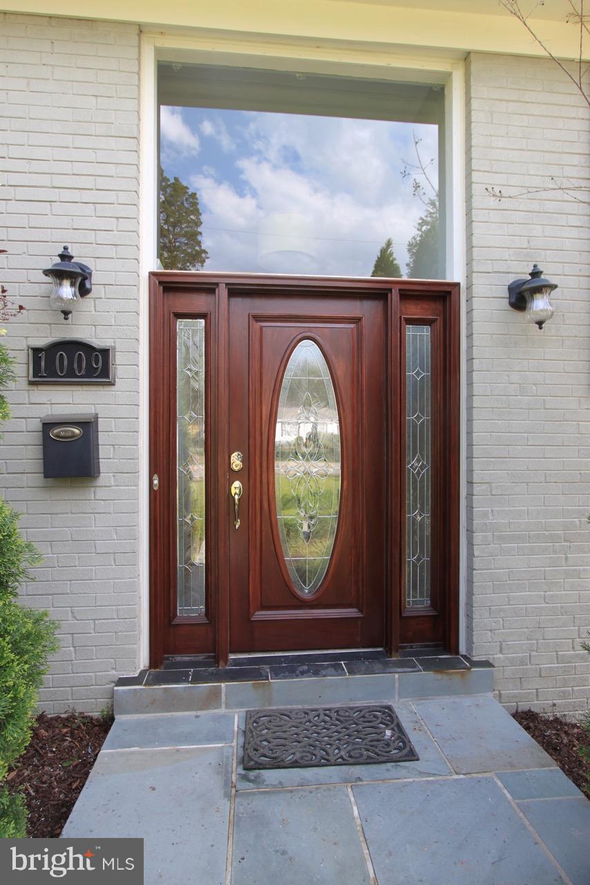1009 Collingwood Road Alexandria, VA 22308 - Photo 2 of 30 Exterior (Front)