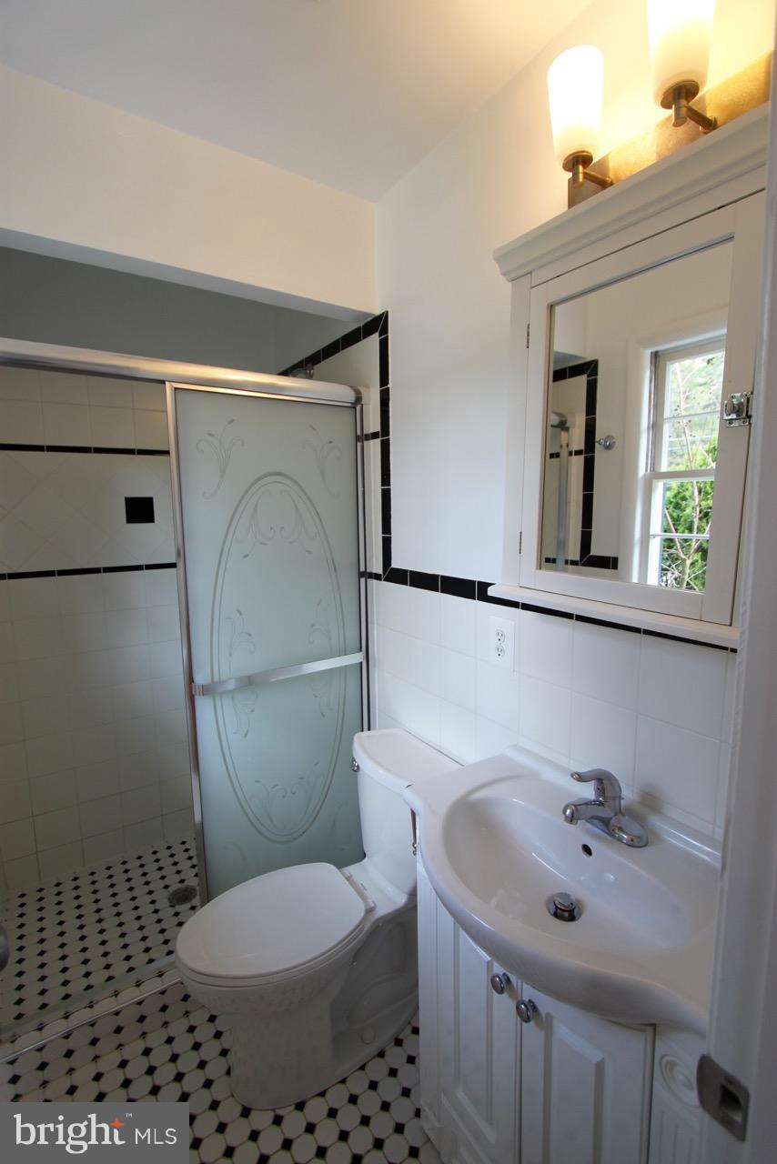 1009 Collingwood Road Alexandria, VA 22308 - Photo 14 of 30 Bath (Master)