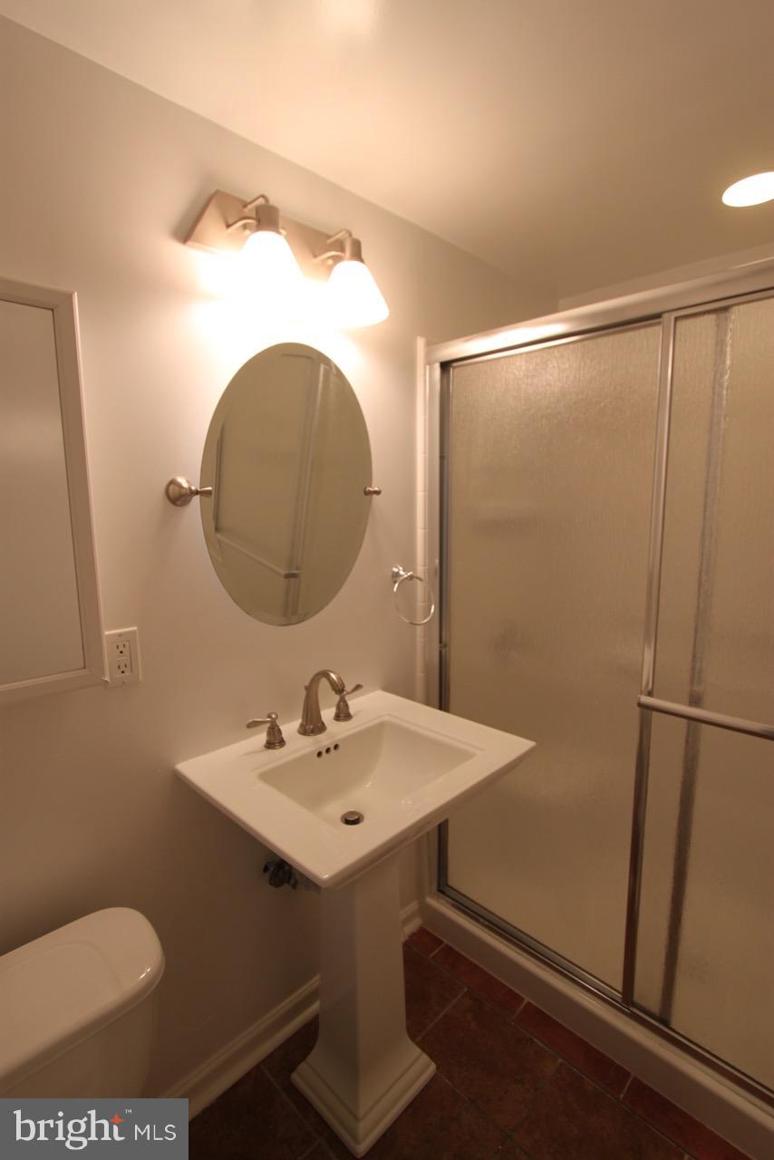 1009 Collingwood Road Alexandria, VA 22308 - Photo 19 of 30 Bath