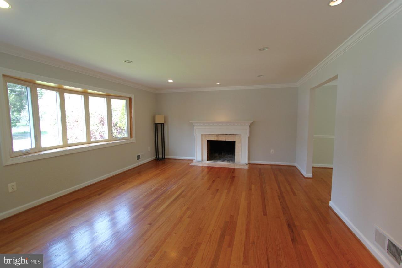 1009 Collingwood Road Alexandria, VA 22308 - Photo 4 of 30 Living Room