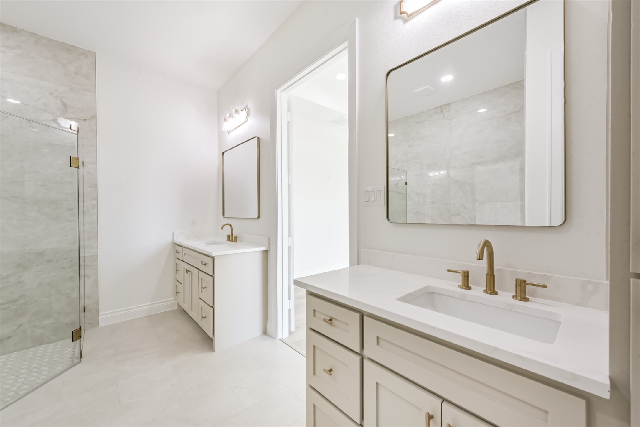 749 Wagon Wheel Trail Angleton, TX 77515 - Photo 11 of 21 Master bathroom