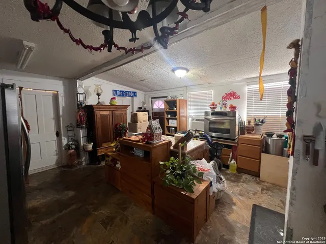 $124,900 | 423 West Main Street, Uvalde, TX 78801