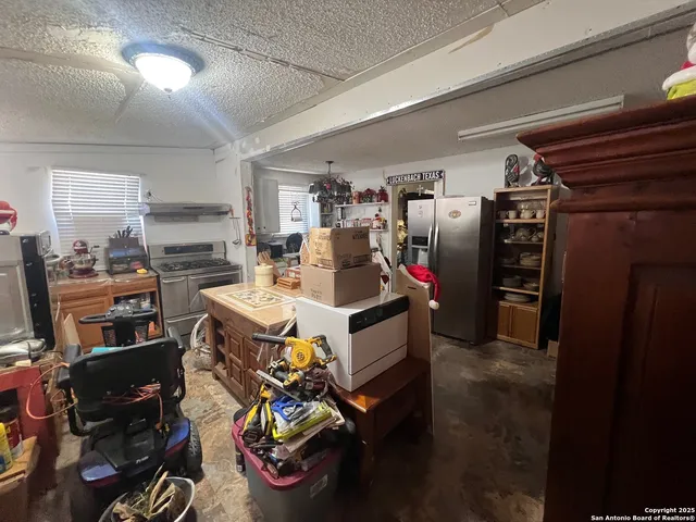 $124,900 | 423 West Main Street, Uvalde, TX 78801