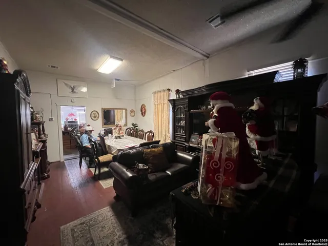 $124,900 | 423 West Main Street, Uvalde, TX 78801