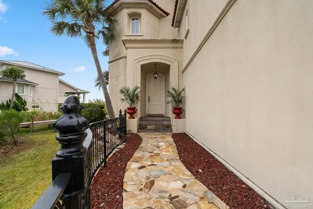 a view of entryway with garden