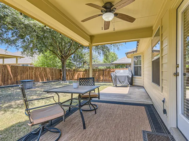 a view of a house with backyard