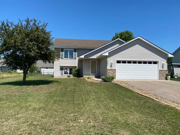 $329,900 | 1404 Meadow View Drive, Princeton, MN 55371