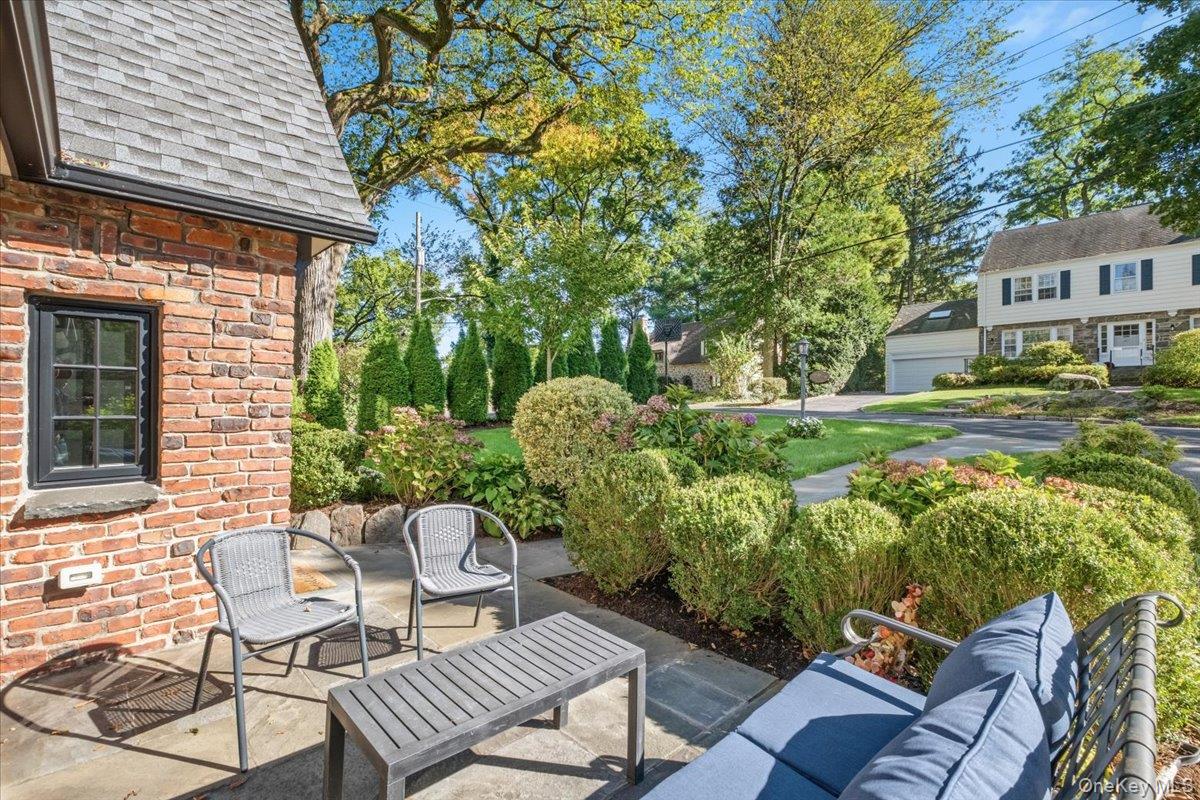 48 Vine Road Larchmont, NY 10538 - Photo 3 of 42