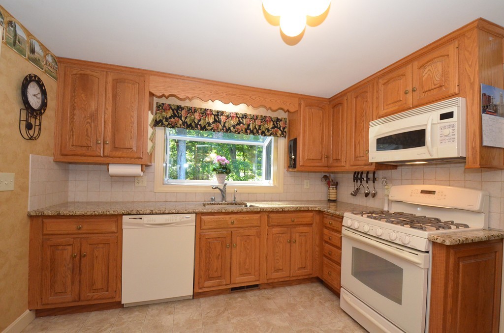 12 Amble Road Chelmsford, MA 01824 - Photo 6 of 23