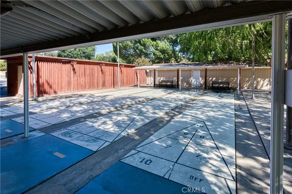 a view of back yard of the house