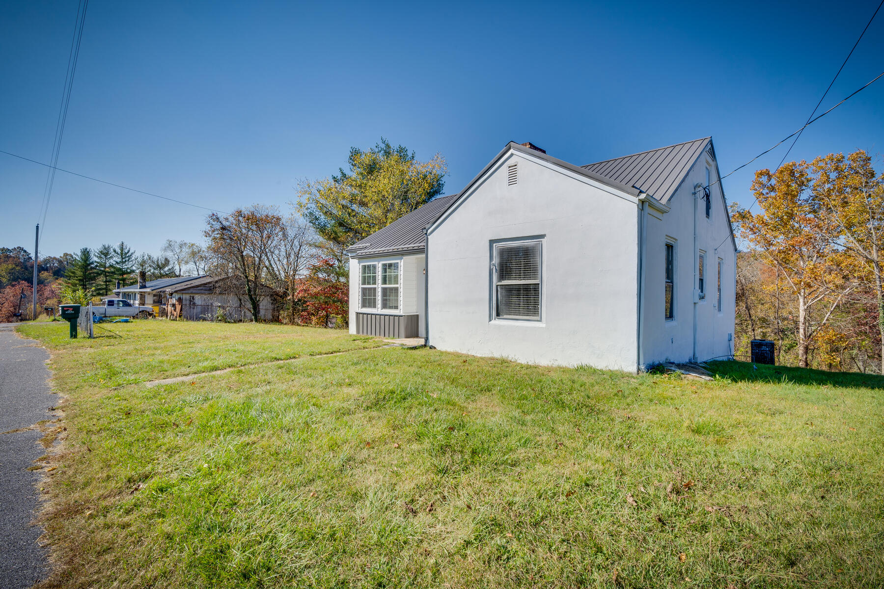 3304 Rushmore Road Kingsport, TN 37660 - Photo 3 of 24 5C13814D-CD69-440F-A2A8-326C44FDBB5D