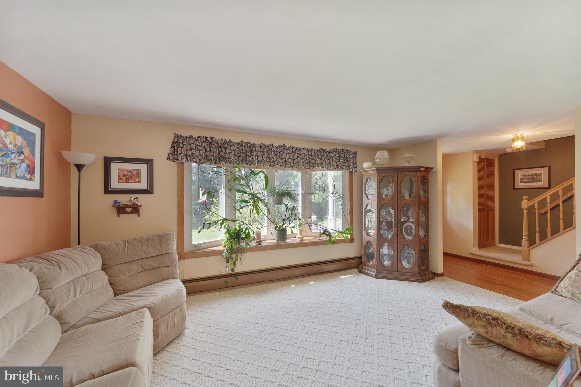 294 Glen Roy Road Nottingham, PA 19362 - Photo 8 of 41 Living Room